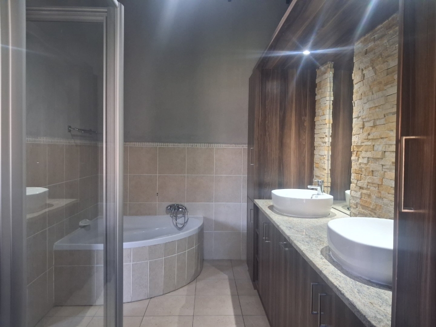 To Let 3 Bedroom Property for Rent in Hillside Free State